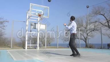 年轻的商人打篮球
